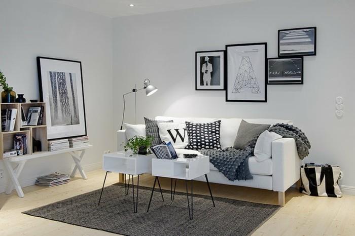 vit soffa, inramad hängkonst, grå matta, grå färgscheman, vita små soffbord, trägolv
