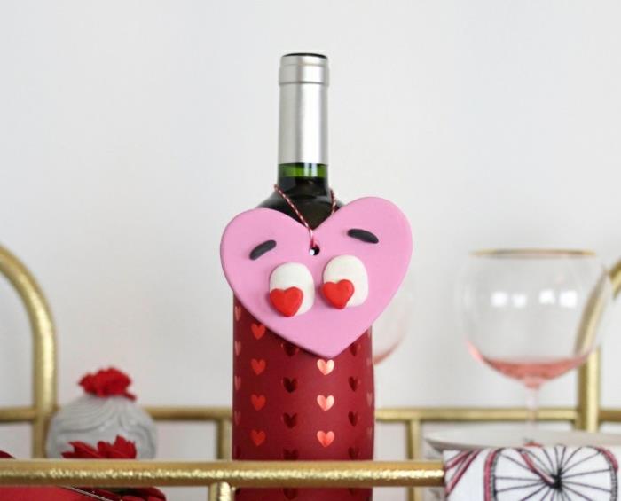 هدايا DIY للأصدقاء ، زجاجة نبيذ ، كم أحمر مع قلوب ، قلب وردي كبير ، بعيون على شكل قلب