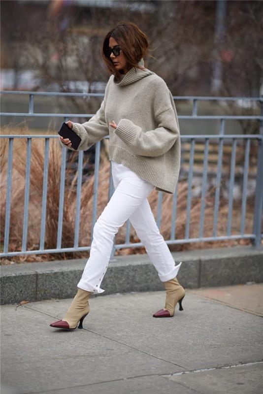 امرأة تمشي في الشارع ، ترتدي بنطالًا أبيض وسترة كبيرة الحجم ، أزياء نيويورك الشتوية ، أحذية بيج