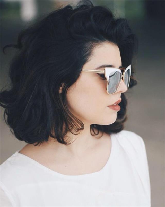 roztomilé krátke zrážky, žena s krátkymi objemnými čiernymi vlnitými vlasmi, na sebe biely top a retro slnečné okuliare s bielymi rámami