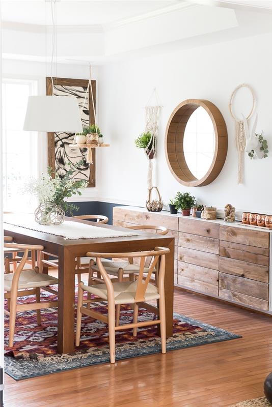 إطار مرآة خشبي مستدير ، أرضية خشبية ، خلفية مكرامية ، كراسي وطاولة خشبية ، سجادة مطبوعة