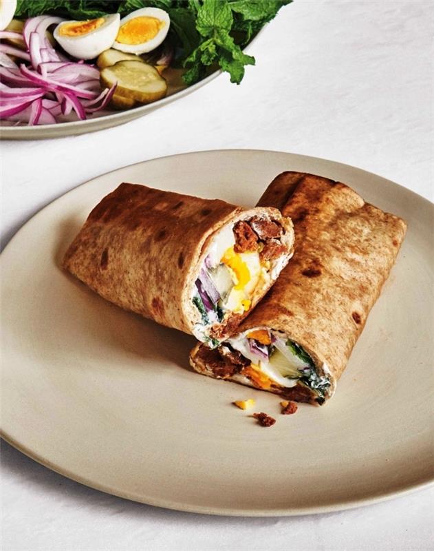 lahodné vajíčka na tvrdo, klobásu a cibuľu, ľahký večerný recept inšpirovaný mexickými tacos