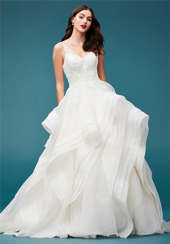 haute couture svadobné šaty s topom zdobeným kamienkami a skladanou tylovou sukňou, rozpustenými vlasmi