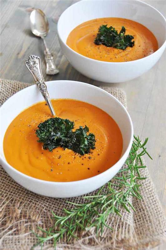 Vellutata di Zucca con erbette fresche، piatto di zuppa guarnito con prezzemolo