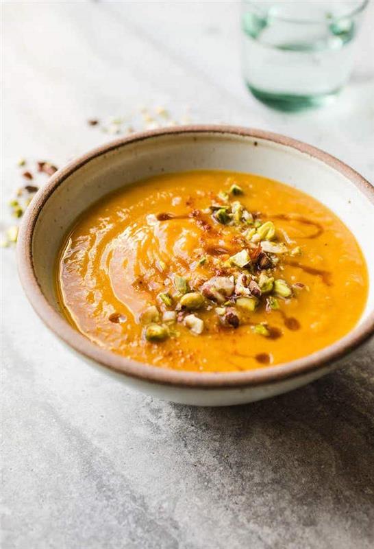 Ricette Vellutate ، minestra frullata con mandorle ، filo d'olio من oliva