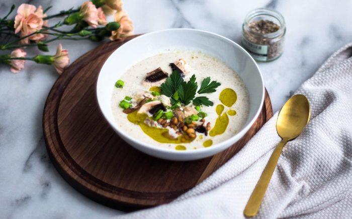 Zuppe dietetiche ، vellutata con funghi mushroom ، zuppa condita con olio e foglie di prezzemolo