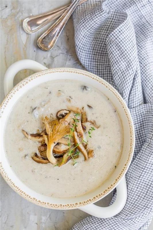 Minestra frullata con funghi، pentola con vellutata di verdure، piatto con cucchiai