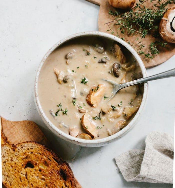 Vellutate Invernali ، Minestra Frullata di funghi ، guarnire il piatto con pane ed erbette fresche