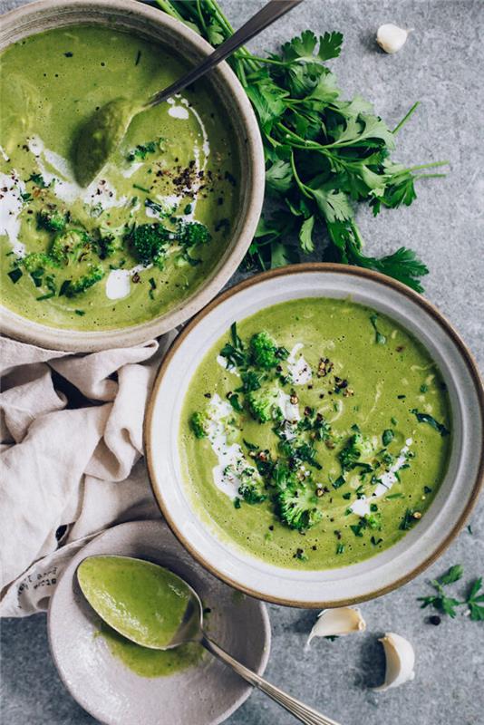 Vellutata di broccoli e przzemolo، zuppa in ciotole di terracotta، vellutate invernali