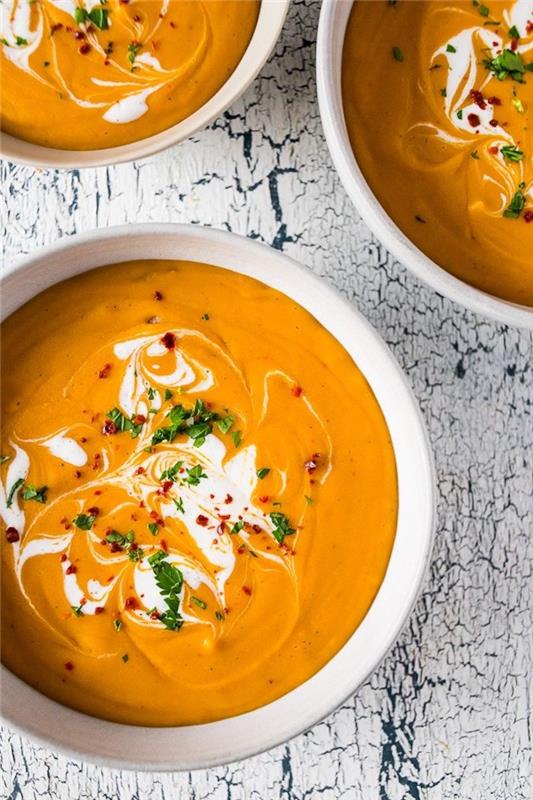 Come si fa la vellutata di zucca، guarnire il piatto con prezzemolo tritato، minestra di zucca