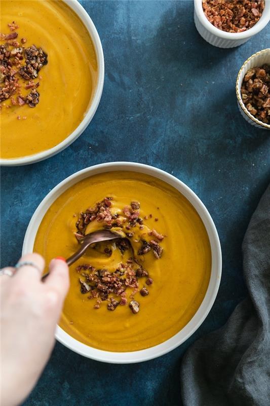 Garner la vellutata con noci و ricetta vellutata di zucca و donna che mescola con cucchiaio