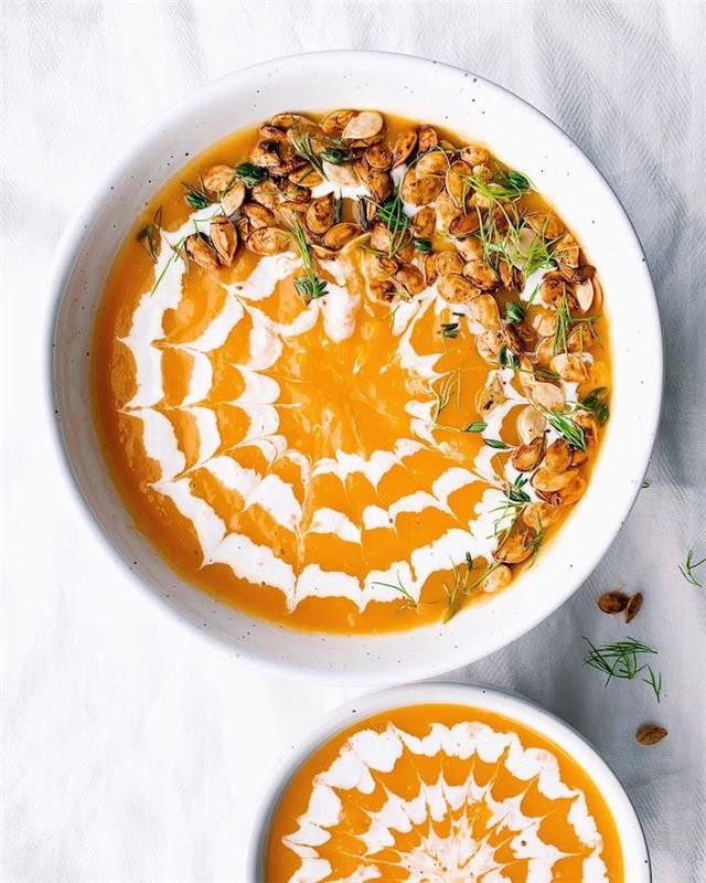 Vellutata di Zucca con noci، Minestra Frullata Con Panna، Piatto Guarnito Con noci